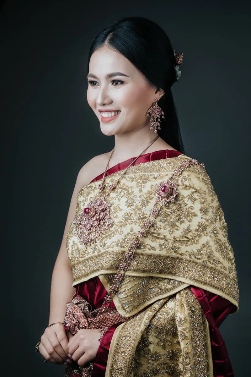 ภาพเจ้าสาวในชุดไทยและเครื่องประดับ
