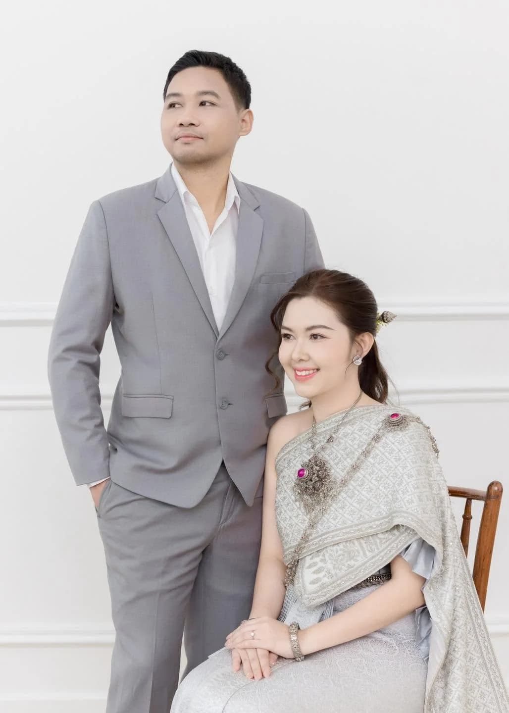 คู่บ่าวสาวในชุดไทยโทนเทายืนคู่กันในสตูดิโอ