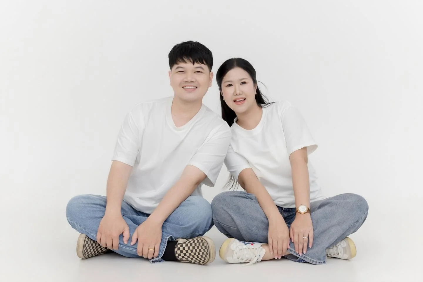 คู่รักในชุดลำลองนั่งหันหน้าเข้าหากันบนเก้าอี้สองตัว